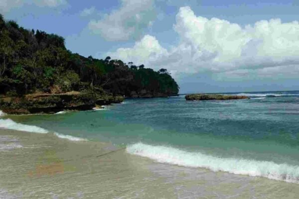 Eksplor Spot Foto Ciamik Tanpa Gangguan, Pantai Regent Tepat Jadi Pilihan