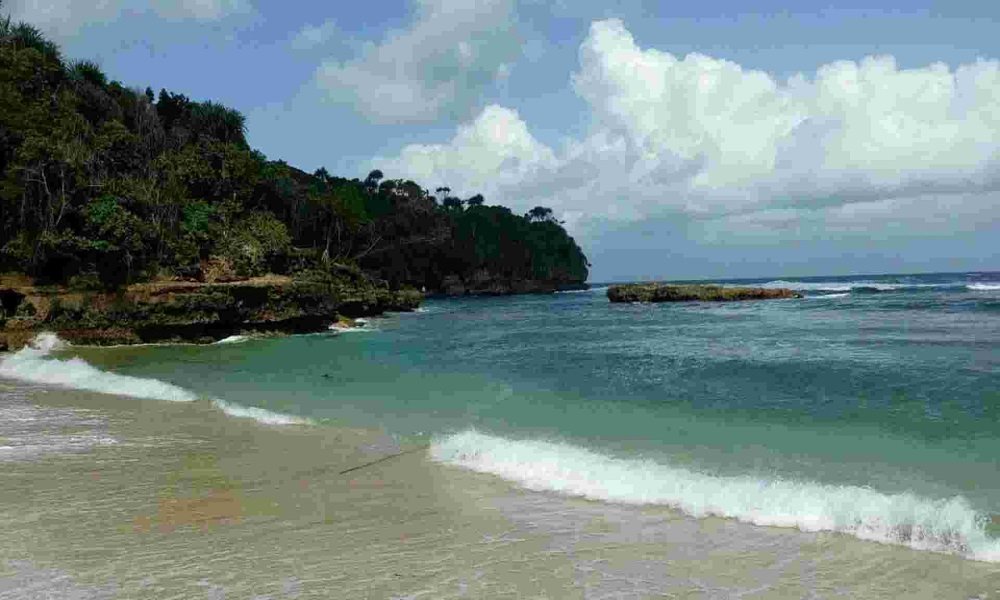 Eksplor Spot Foto Ciamik Tanpa Gangguan, Pantai Regent Tepat Jadi Pilihan