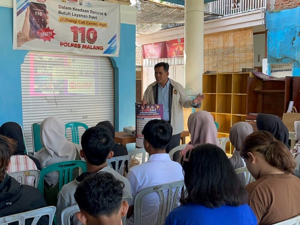 049-Muhammad Rosyidul Ibad memberikan edukasi Dosen UMM Edukasi Remaja Toyomarto Cegah Kecanduan Game Online