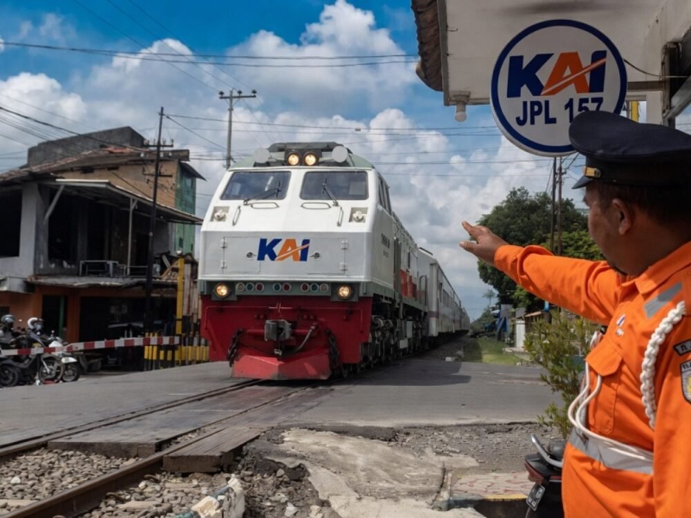 054-Penjaga perlintasan KA KAI Properti Buka Lowongan Penjaga Perlintasan Kereta Api untuk Lulusan SMA, Buruan Cek Syarat Pendaftarannya