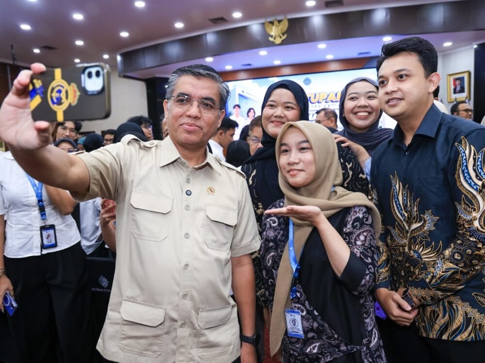 138-Menaker Yassierli bersama peserta magang Tutup Program Magang Nasional Batch 2, Menaker Yassierli: Magang Jadi Bekal Masuk Dunia Kerja