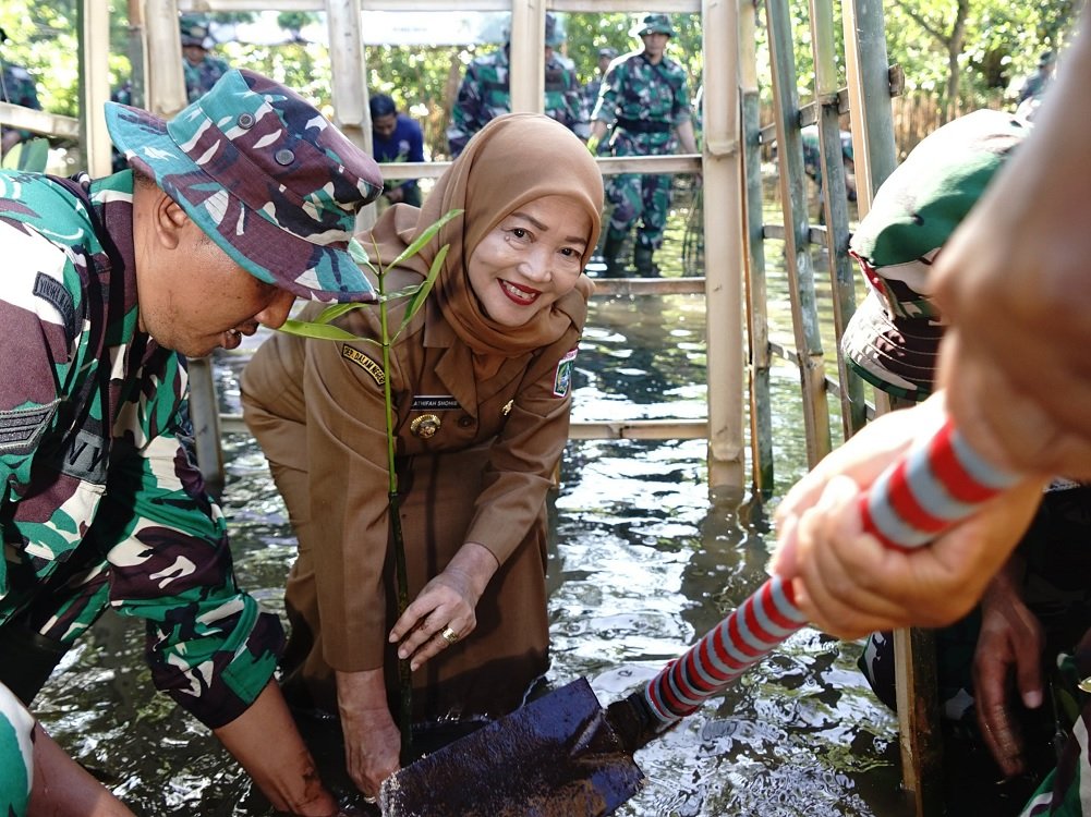 419-Wabup Malang tanam mangrove di Pantai Ngliyep Dukung Program Karbon Trading, Wabup Malang dan TNI AD Tanam Mangrove Serentak di Pantai Ngliyep