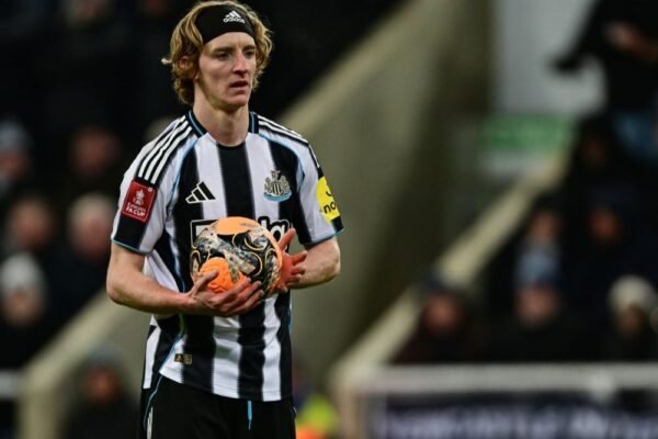 Anthony Gordon Segera Gabung Barcelona
