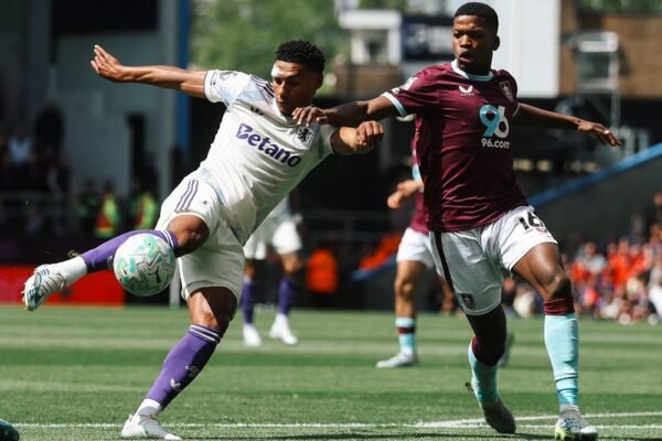 Pantang Menyerah Meski Sudah Degradasi, Burnley Tak Biarkan Aston Villa Menang