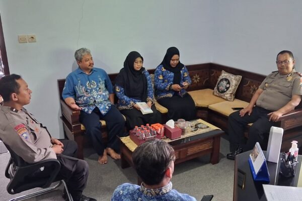 Kapolsek Klojen Silaturahmi ke SMPN 2 Malang, Berikan Himbauan Kamtibmas