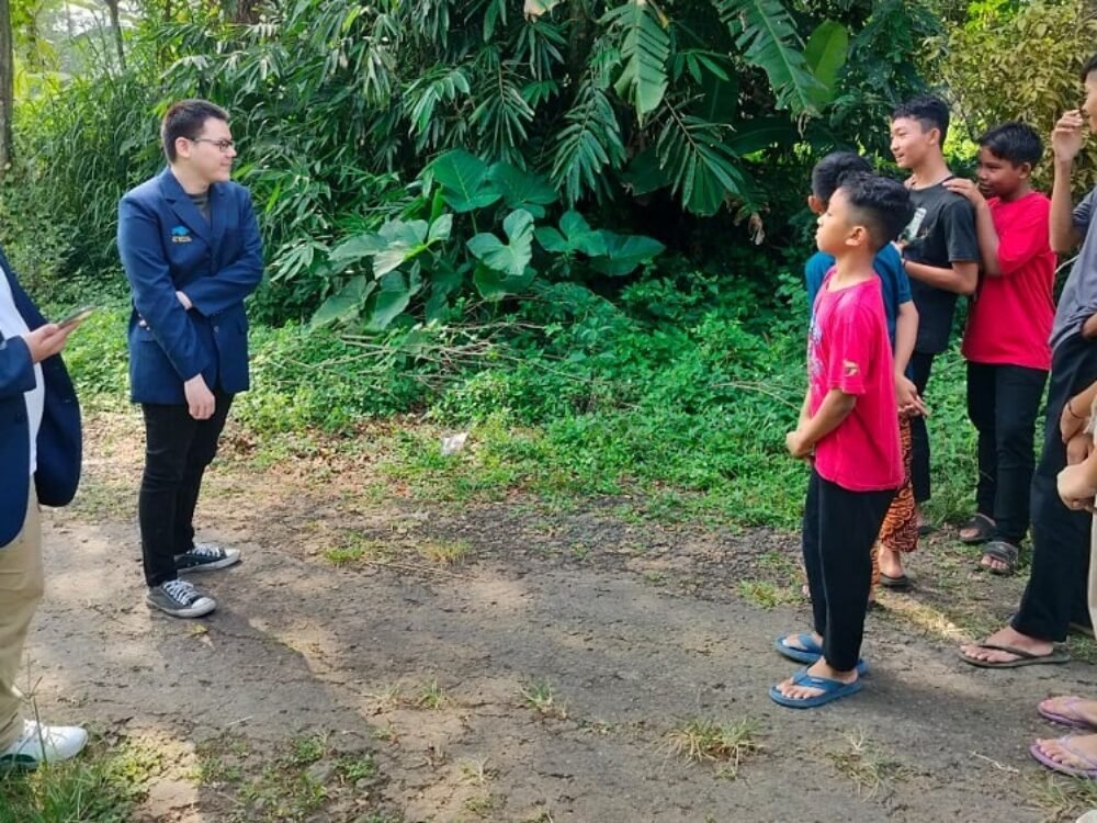 Tak Hanya Berbagi Sembako, SMILE 5.0 Rotaract Club Universitas Ma Chung Juga Tebarkan Kasih Sayang