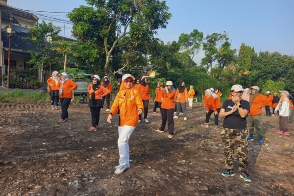 Ajak Perempuan Hidup Sehat, Ketua Tim Penggerak PKK Desa Mangliawan Lakukan Giat Rutin Lewat Senam Bareng