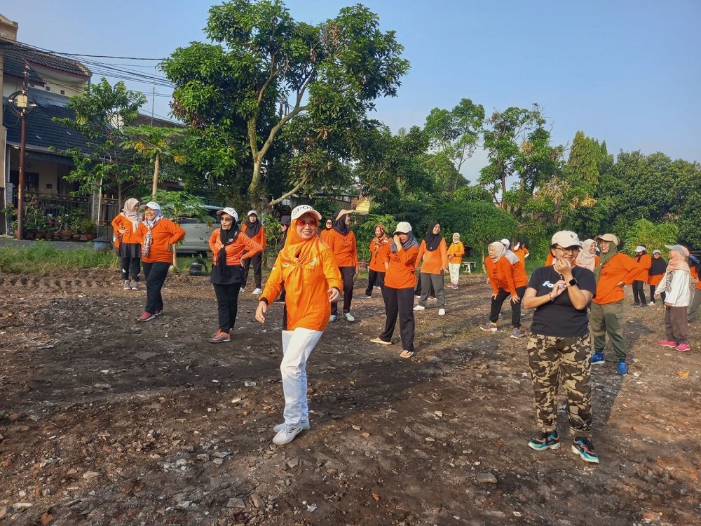 Ajak Perempuan Hidup Sehat, Ketua Tim Penggerak PKK Desa Mangliawan Lakukan Giat Rutin Lewat Senam Bareng