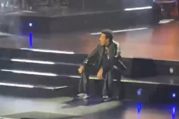 Alasan Kesehatan, Lionel Richie Tak Lanjutkan Perform di Tengah Konser Pembuka Tur di St. Paul