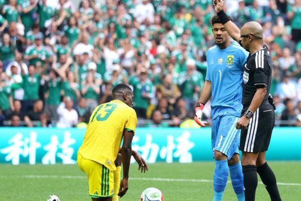 Tiga Kartu Merah di Laga Pembuka Piala Dunia, Rekor Baru