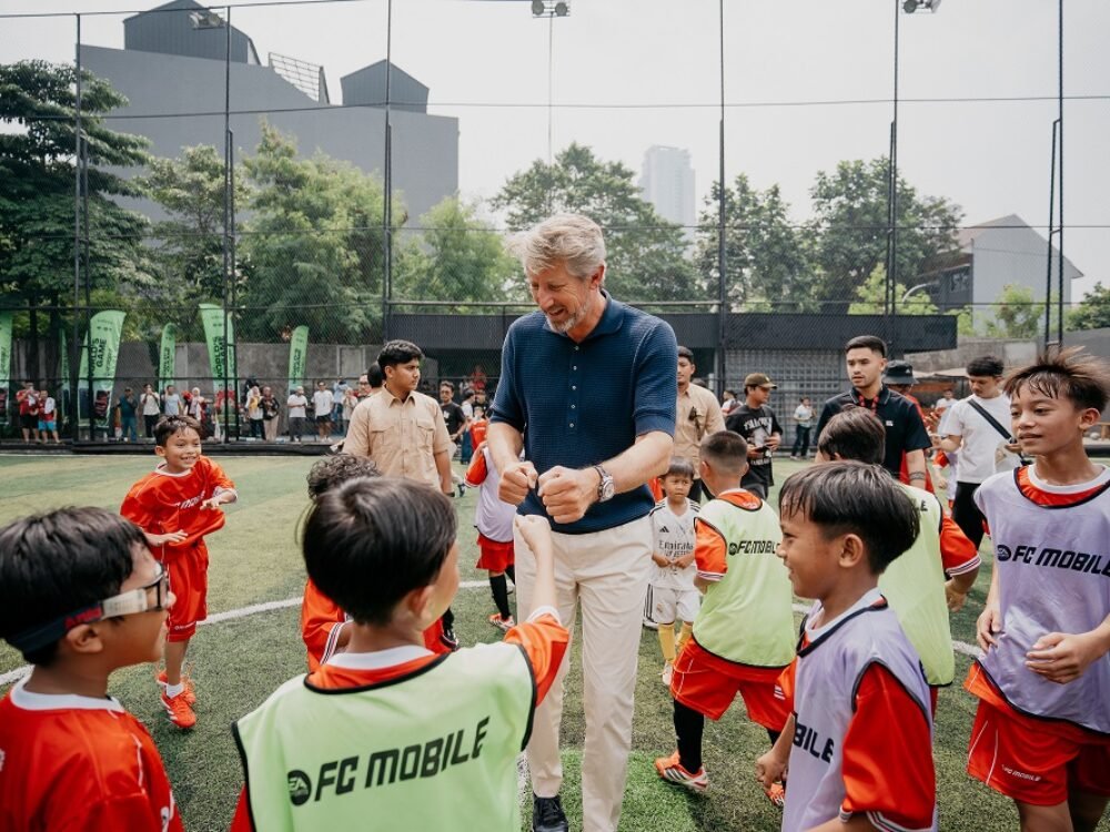 Mantan Kiper MU dan Timnas Belanda, Edwin van der Sar, Hadir di Coaching Clinic EA FC Mobile di Bandung