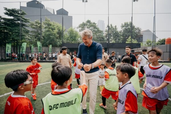 Mantan Kiper MU dan Timnas Belanda, Edwin van der Sar, Hadir di Coaching Clinic EA FC Mobile di Jakarta