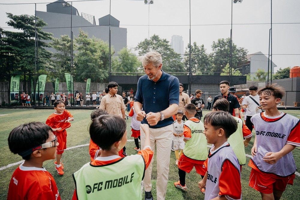 Mantan Kiper MU dan Timnas Belanda, Edwin van der Sar, Hadir di Coaching Clinic EA FC Mobile di Jakarta