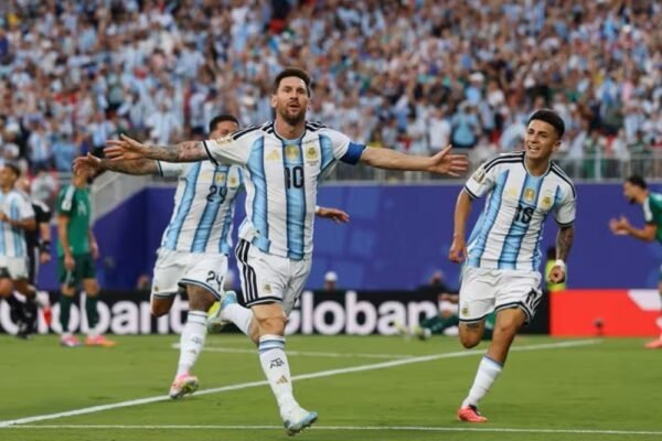 Tak Mengejutkan, Hattrick Lionel Messi Tentukan Kemenangan Argentina atas Algeria