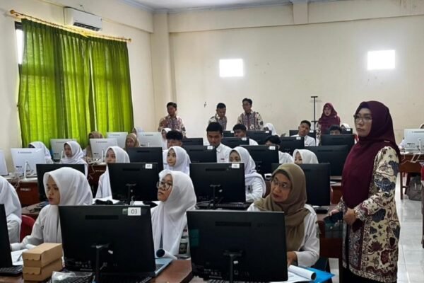 Pemanfaatan Pivot Table Jadi Materi Pelatihan PKM FSTeM UB di SMAN 1 Sumberpucung