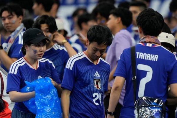 Ini Alasan Mengapa Suporter Jepang Gemar Bersihkan Stadion Pasca Pertandingan