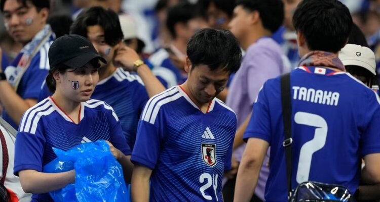 Ini Alasan Mengapa Suporter Jepang Gemar Bersihkan Stadion Pasca Pertandingan