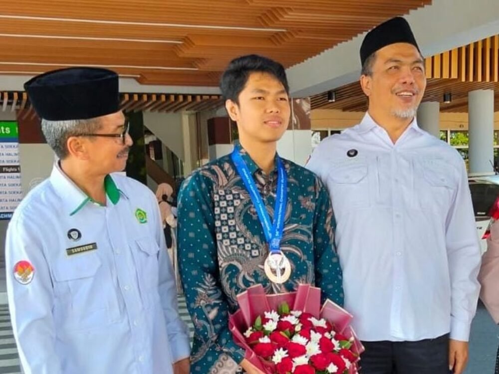 235-Ahmad Kautsar Al Ramadhani bersama Kakankemenag Kota Malang Ahmad Kautsar Al Ramadhani, Siswa MAN 2 Kota Malang Raih Medali Perunggu IchO di Uzbekistan