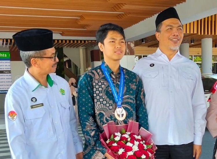 235-Ahmad Kautsar Al Ramadhani bersama Kakankemenag Kota Malang Ahmad Kautsar Al Ramadhani, Siswa MAN 2 Kota Malang Raih Medali Perunggu IchO di Uzbekistan