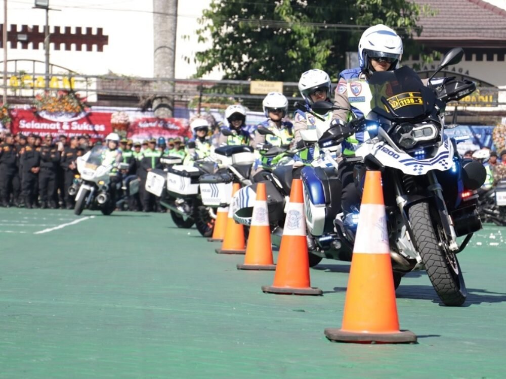 Atraksi Polwan Polres Malang di Hari Bhayangkara ke-80, Padukan Skill dan Edukasi Keselamatan Lalu Lintas