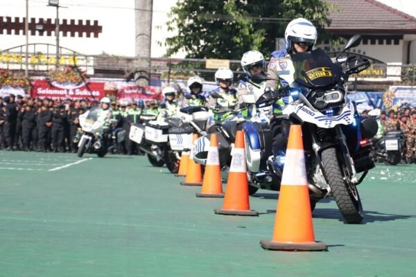 Atraksi Polwan Polres Malang di Hari Bhayangkara ke-80, Padukan Skill dan Edukasi Keselamatan Lalu Lintas