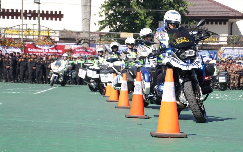 Atraksi Polwan Polres Malang di Hari Bhayangkara ke-80, Padukan Skill dan Edukasi Keselamatan Lalu Lintas