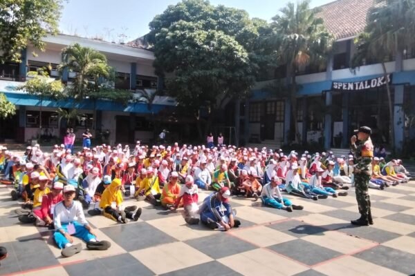 Babinsa Klojen Tanamkan Semangat Nasionalisme kepada Siswa SMPN 6 Malang