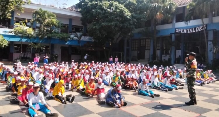 Babinsa Klojen Tanamkan Semangat Nasionalisme kepada Siswa SMPN 6 Malang