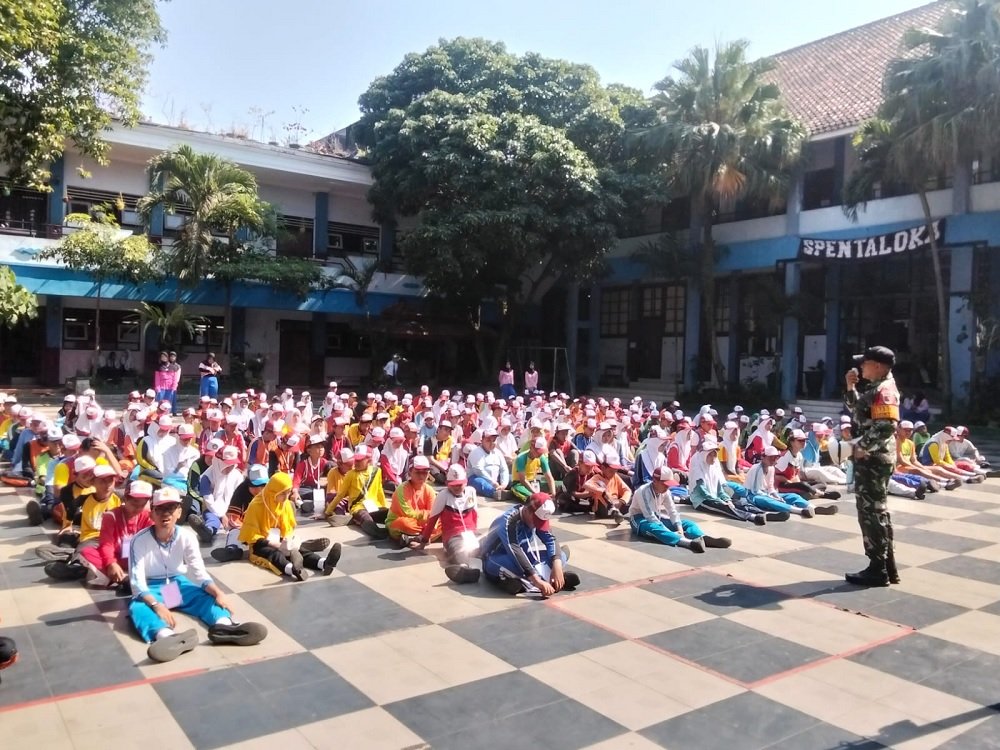 463-Babinsa Klojen SMPN 6 Malang Babinsa Klojen Tanamkan Semangat Nasionalisme kepada Siswa SMPN 6 Malang
