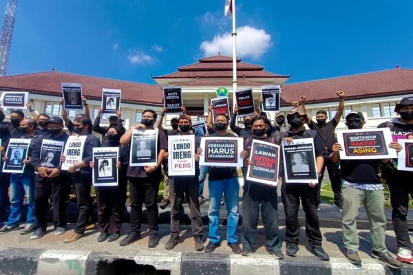 Wartawan Malang Raya Gelar Aksi Damai Tolak Pernyataan 'Londo Ireng' Presiden Prabowo