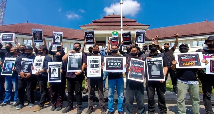 Wartawan Malang Raya Gelar Aksi Damai Tolak Pernyataan 'Londo Ireng' Presiden Prabowo