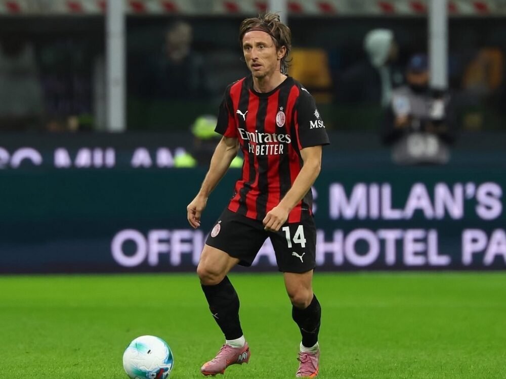 525-Luka Modrić Luka Modrić Bertahan di AC Milan, Kontrak Baru Ditandatangani Pekan Ini