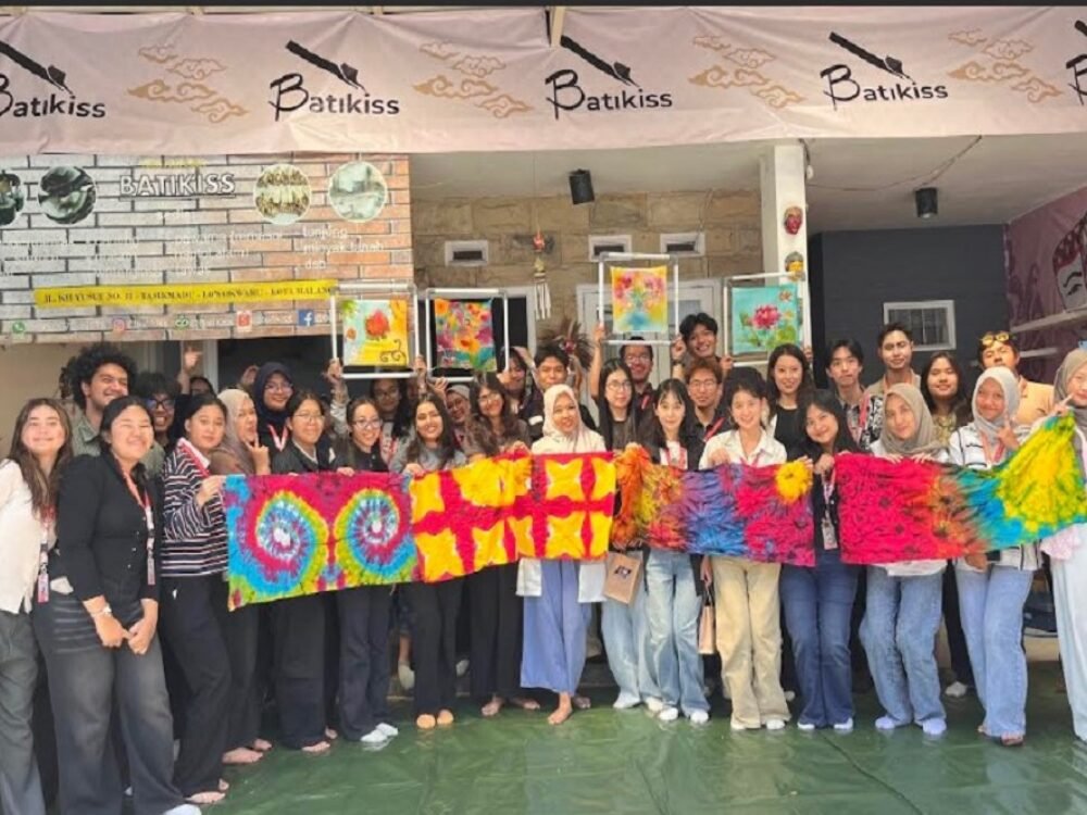 Belajar Membatik di Batikiss, Mahasiswa Internasional AIESEC UB Perkuat Diplomasi Budaya Indonesia