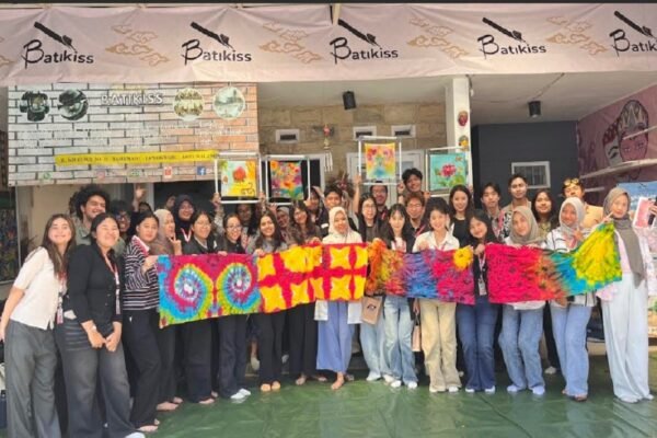 Belajar Membatik di Batikiss, Mahasiswa Internasional AIESEC UB Perkuat Diplomasi Budaya Indonesia