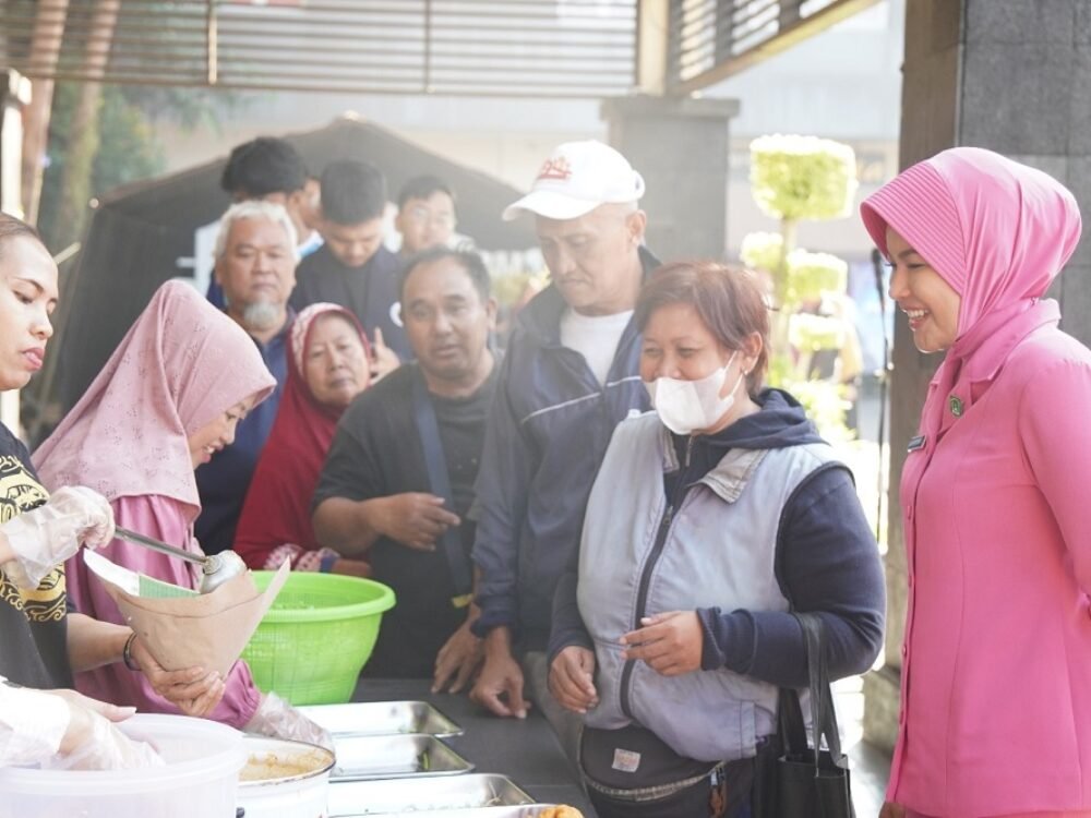 Bhayangkari Kota Malang Ketua Bhayangkari Cabang Kota Malang Sapa Lansia hingga Rangkul Komunitas Tionghoa