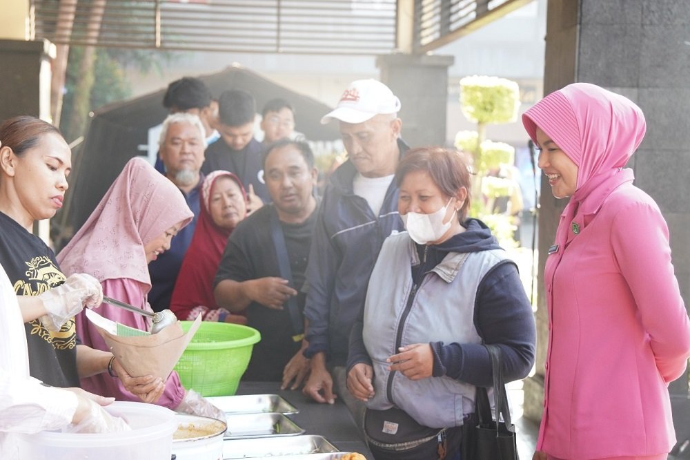 Bhayangkari Kota Malang Ketua Bhayangkari Cabang Kota Malang Sapa Lansia hingga Rangkul Komunitas Tionghoa