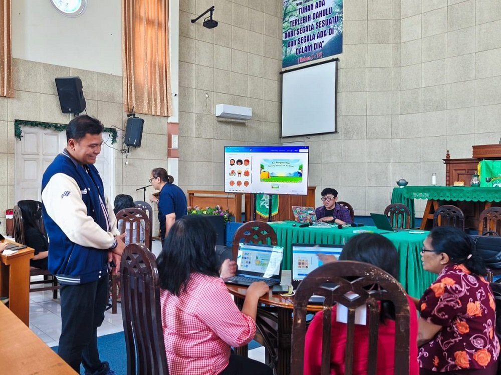 DKV Universitas Ma Chung GPIB Immanuel Tingkatkan Pelayanan Digital, Dosen DKV Universitas Ma Chung Latih Jemaat GPIB Getsemani Malang Desain Grafis Lewat Canva