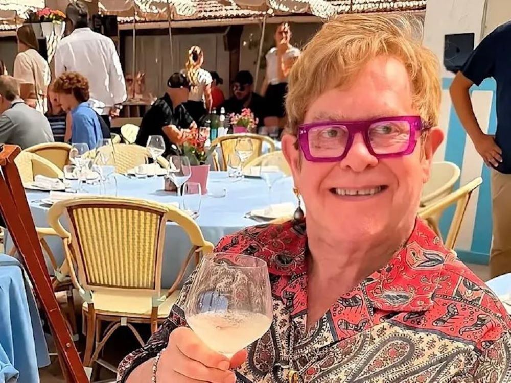 Elton John Elton John Berbagi Momen Sukses Pemulihan dari Kecanduan Alkohol Selama 36 Tahun