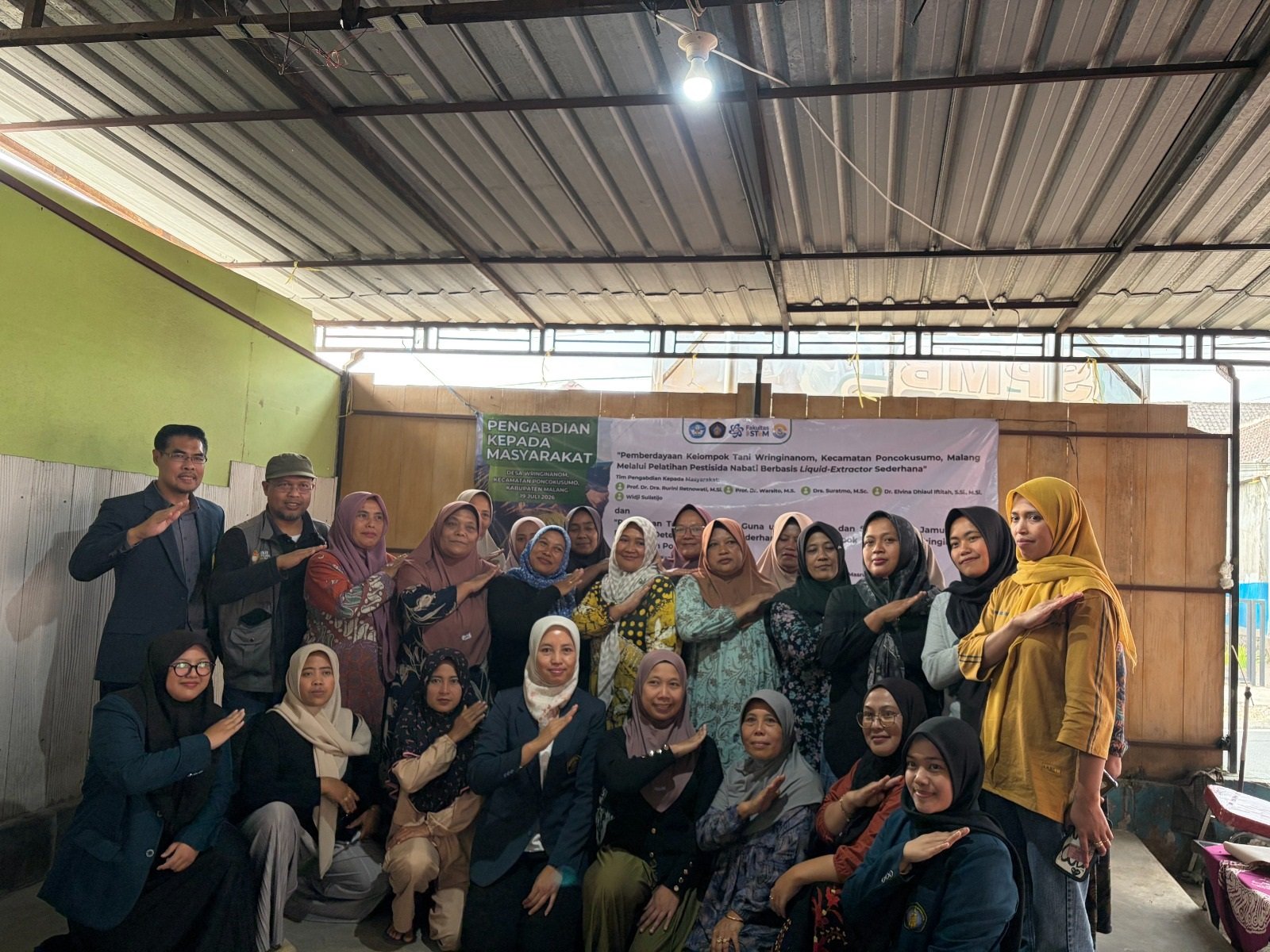 Dosen Kimia FSTeM UB Berdayakan Warga Dusun Kunci Kabupaten Malang Melalui Pelatihan Analisis Fitokimia Bahan Jamu Herbal