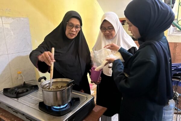 Program 3M FTAB UB Ajak Warga Ketawanggede Manfaatkan Jelantah Jadi Lilin Aromaterapi