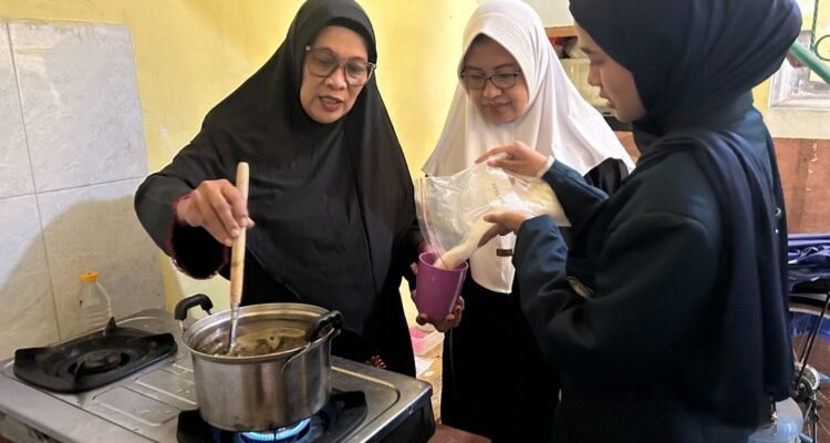 Program 3M FTAB UB Ajak Warga Ketawanggede Manfaatkan Jelantah Jadi Lilin Aromaterapi