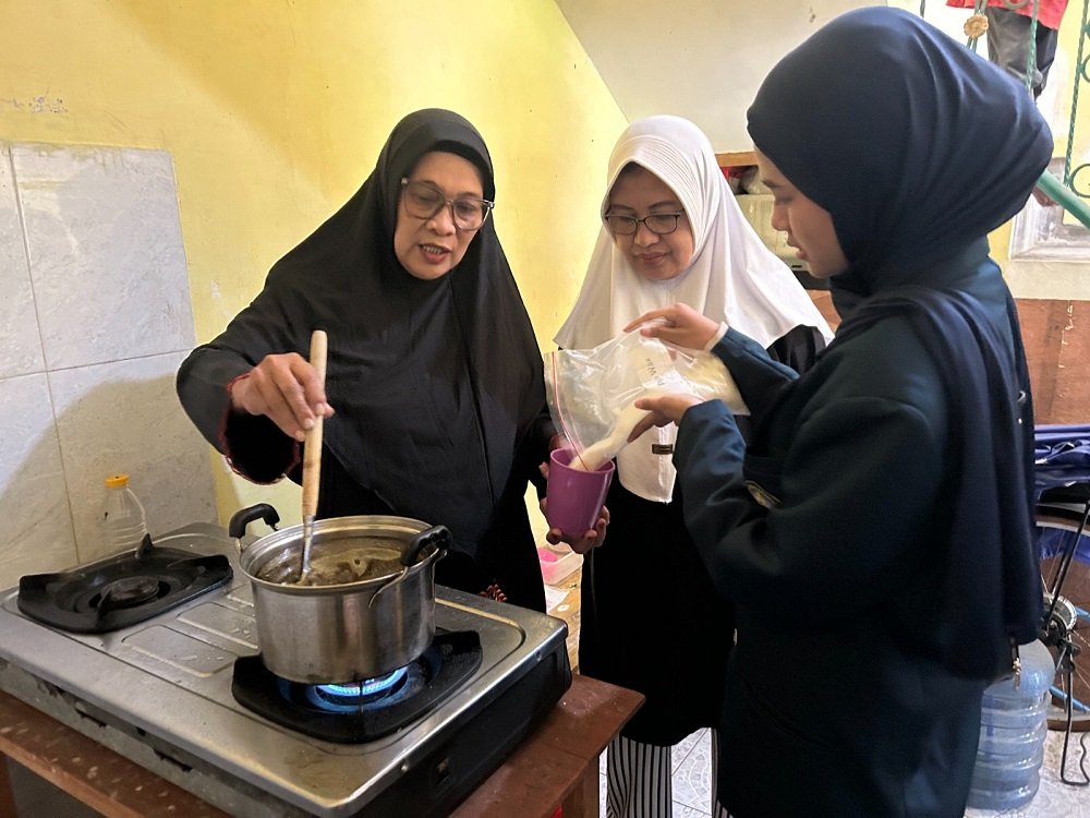 Program 3M FTAB UB Ajak Warga Ketawanggede Manfaatkan Jelantah Jadi Lilin Aromaterapi