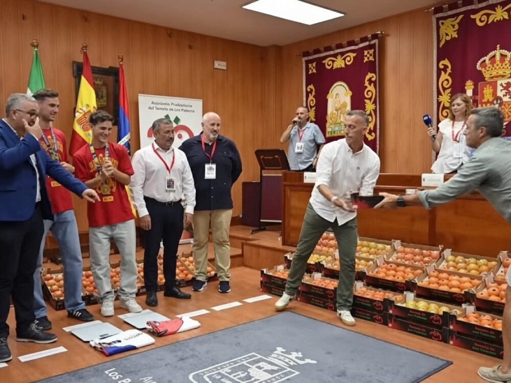 Pulang Kampung, Dua Pemain Timnas Spanyol Ini Dapat Penghargaan 150 Kilogram Tomat dari Wali Kota