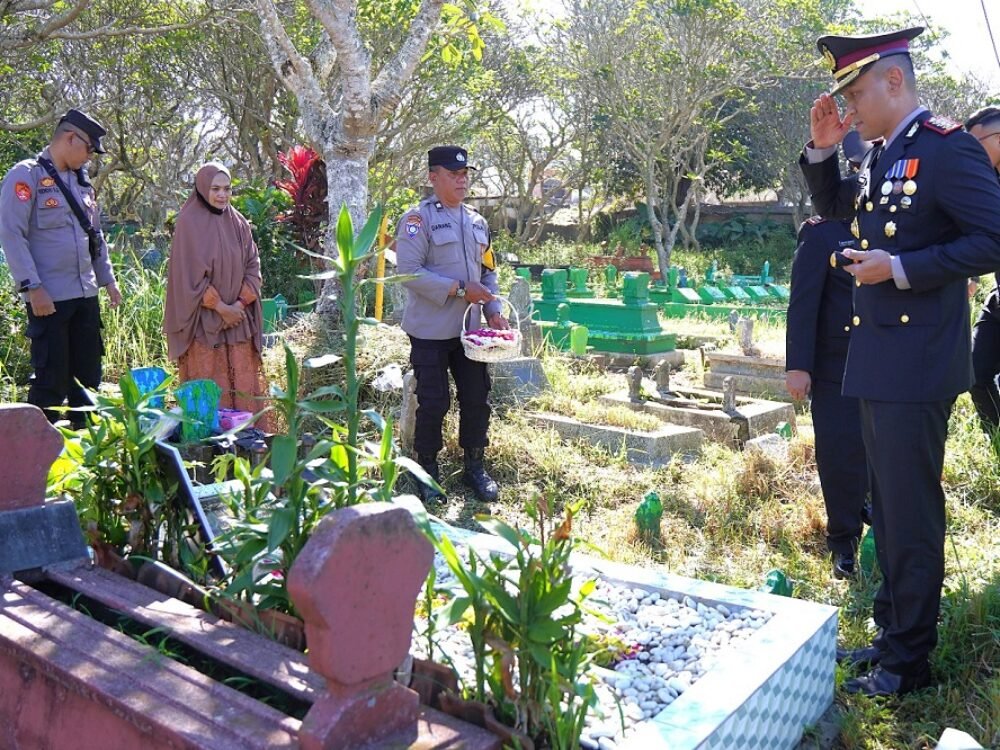 Usai Pimpin Upacara Hari Bhayangkara ke-80, Kapolresta Malang Kota Lanjut Ziarah ke Makam Korban Tragedi Kanjuruhan
