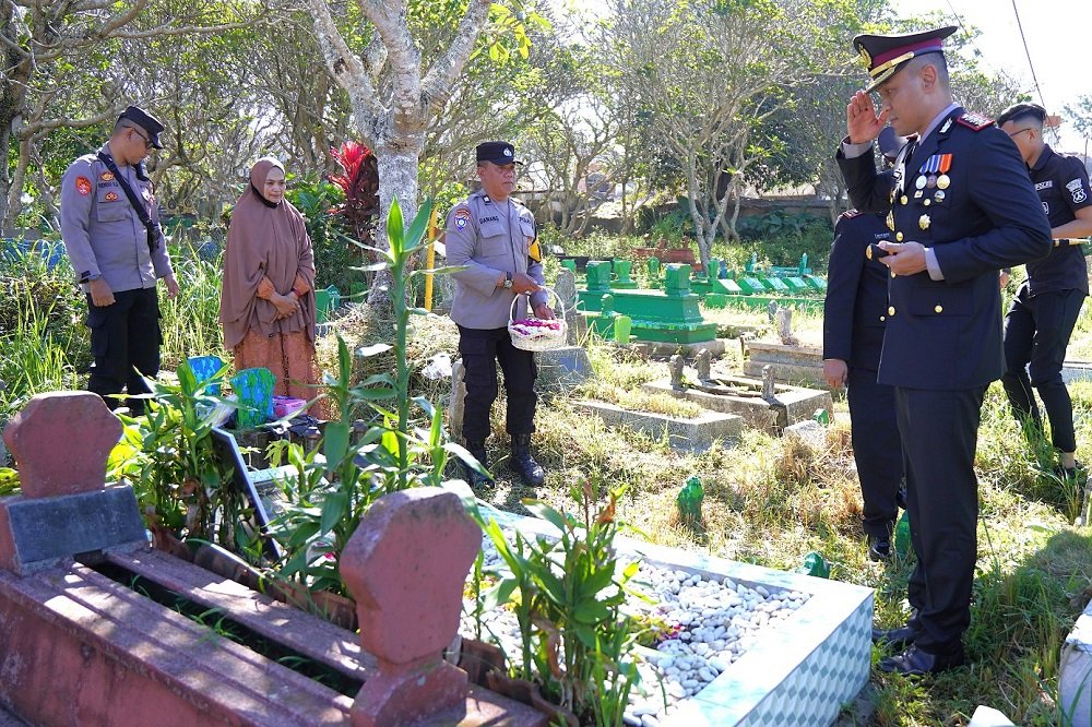Usai Pimpin Upacara Hari Bhayangkara ke-80, Kapolresta Malang Kota Lanjut Ziarah ke Makam Korban Tragedi Kanjuruhan