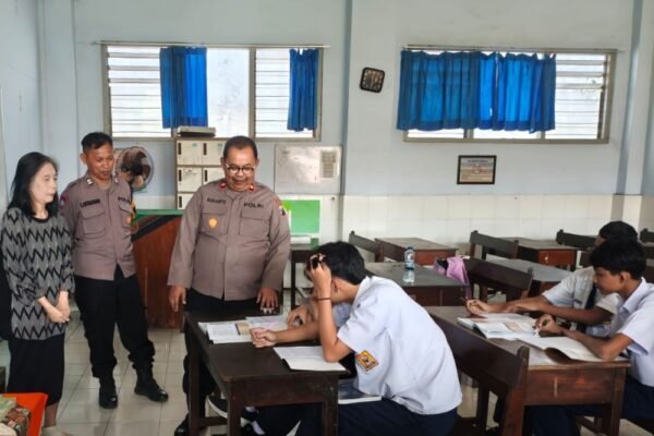 Polsek Klojen Sambangi SMP Taman Harapan Malang Beri Motivasi dan Imbauan Kamtibmas di Ruang Kelas