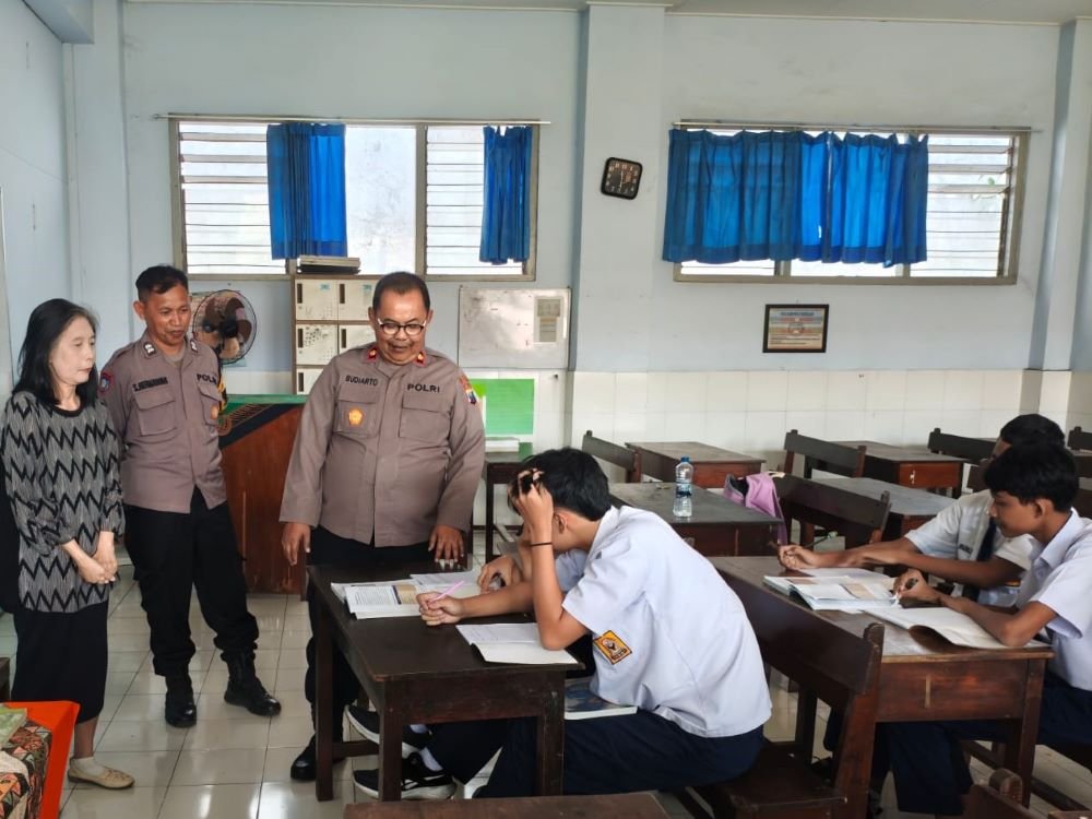 Polsek Klojen Sambangi SMP Taman Harapan Malang Beri Motivasi dan Imbauan Kamtibmas di Ruang Kelas