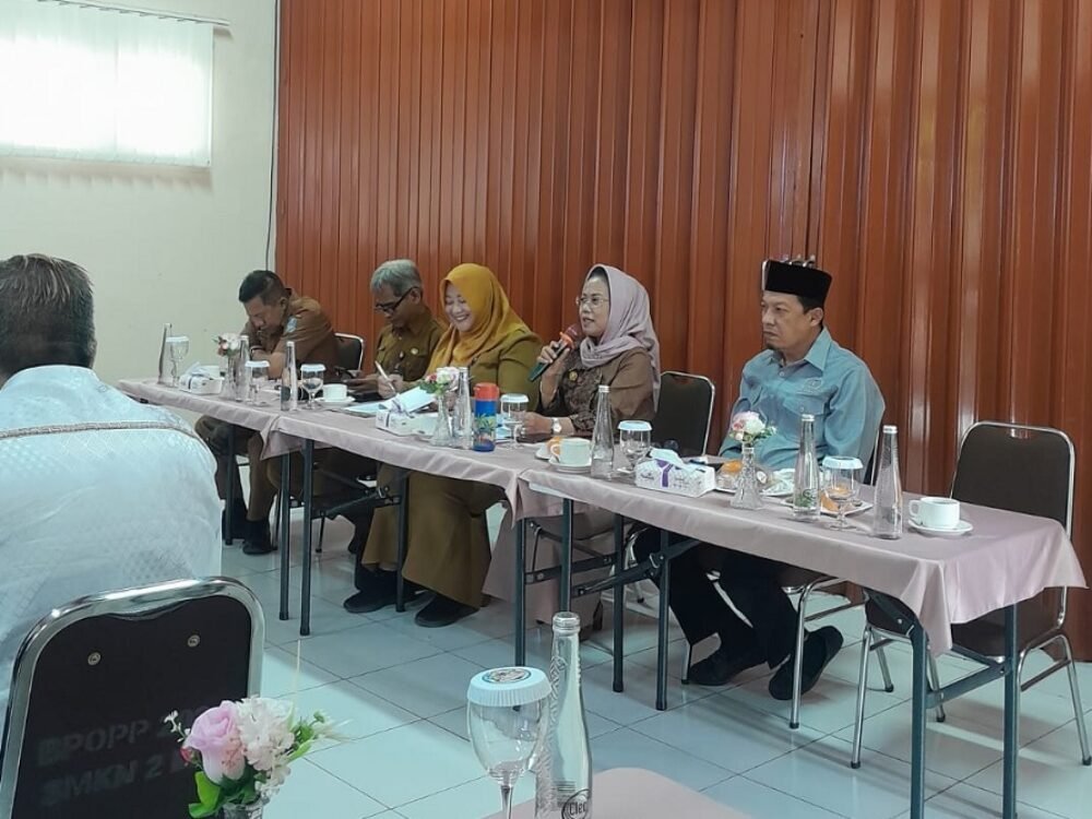 169a-Sri Untari dalam kunker ke Mojokerto Komisi E DPRD Jatim Evaluasi SPMB di Mojokerto, Sri Untari Soroti 60 Persen Lulusan SMA/SMK Belum Terpetakan