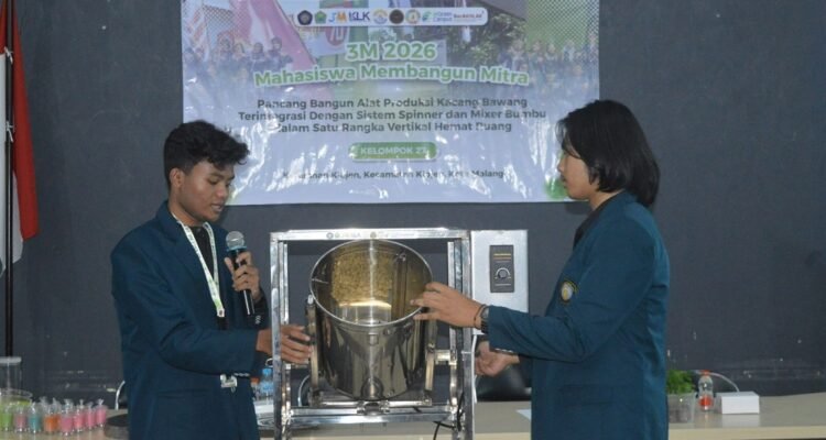 Mahasiswa FTAB UB Hibahkan Inovasi Mesin Rancang Bangun Alat Produksi Kacang Bawang di Klojen