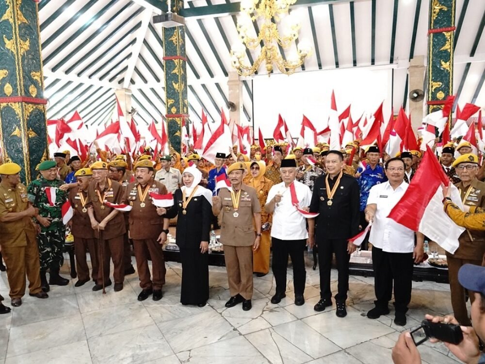 490-Penghargaan LVRI Jatim untuk Gubernur Khofifah Gubernur Khofifah Terima Bintang Veteran LVRI Jatim, Ajak Generasi Muda Teruskan Semangat Perjuangan